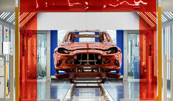 Sau một thời gian cố chấp, Aston Martin đã đóng cửa tất cả nhà máy ở Anh Quốc vì COVID-19
