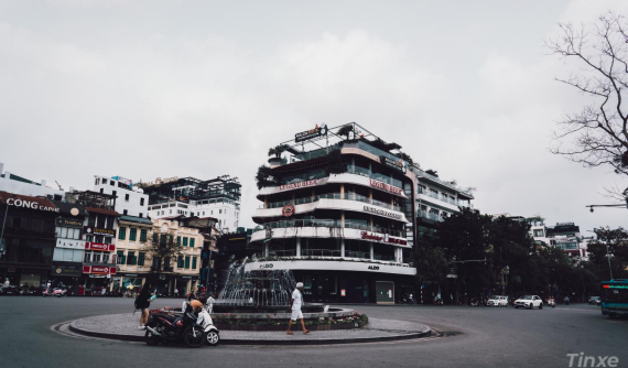 Đường phố Thủ Đô vắng vẻ và lặng yên "mồng 62 Tết" sau yêu cầu của Chủ tịch thành phố trong dịch Covid-19