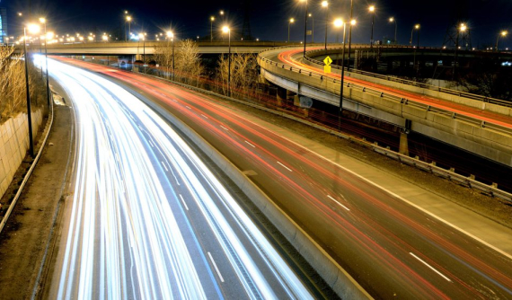 Lợi dụng đường vắng vì đại dịch virus corona, 18 tài xế mang xe đi đua trên cao tốc