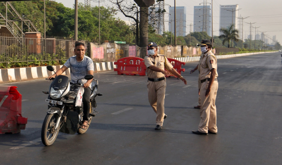 Hài hước những màn phạt của cảnh sát Ấn Độ với người dân bất chấp ra đường trong lệnh phong toả Covid-19