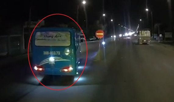 Video: Ô tô khách "tạt đầu" xe khác rồi ngang nhiên đi ngược chiều trên quốc lộ 1A