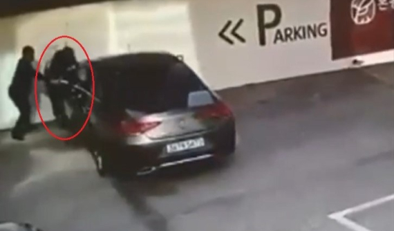 Video: Nữ tài xế đeo kính râm tông dính nhân viên đại lý Mercedes-Benz vào tường