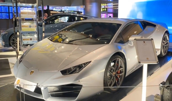 Khoa Pug bất ngờ chạm trán siêu xe Lamborghini tại sân bay xa xỉ nhất thế giới giữa tâm dịch Covid-19