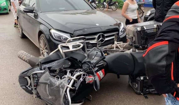 Thái Nguyên: Mercedes-Benz do nữ lái xảy ra va chạm với xe phân khối lớn đang đi phượt