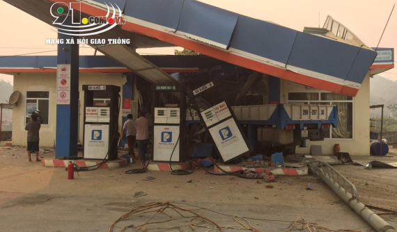 Lai Châu: Xe tải cẩu tông 2 xe máy rồi đâm sập cây xăng, 5 người thương vong