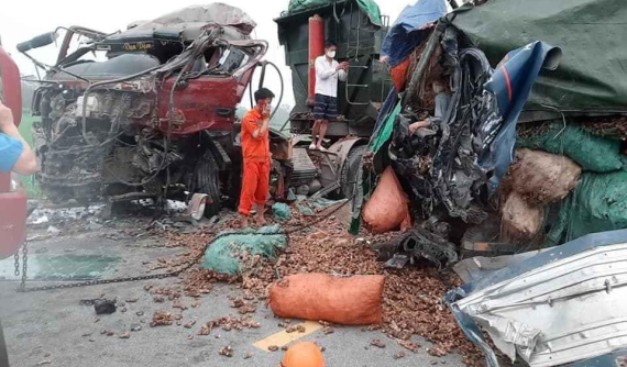 Nghệ An: 2 ô tô tải va chạm trực diện, 2 người tử vong thương tâm