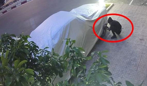 Video: Lợi dụng bảo vệ đi vệ sinh, 2 kẻ gian liền ra tay trộm logo bánh xe của Rolls-Royce Wraith đỗ trên vỉa hè