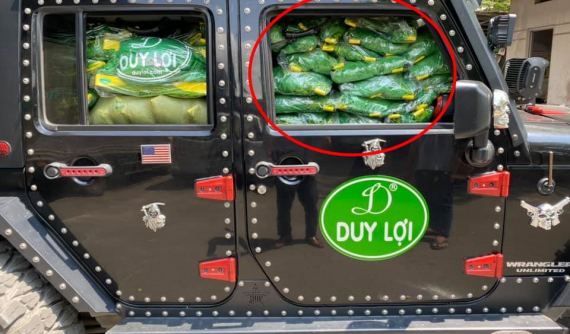 Jeep Wrangler độ của ông chủ Duy Lợi lại được sử dụng làm xe chở võng xếp với một chi tiết gây tò mò