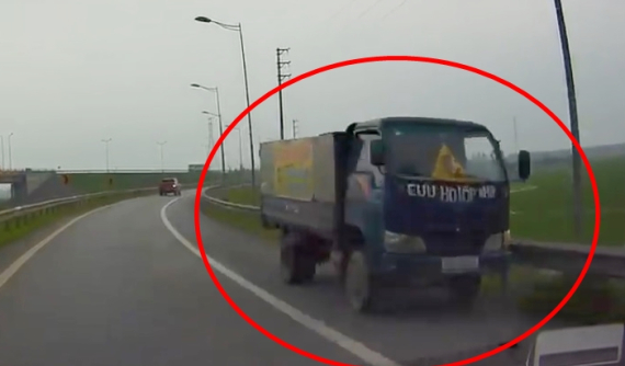 Video: Xe tải sửa lốp chạy ngược chiều trên Quốc lộ 1A khiến nhiều người bức xúc