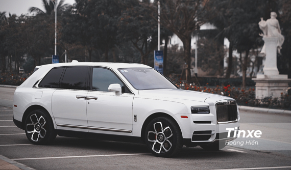 Một lần cầm lái xe triệu đô Rolls-Royce Cullinan
