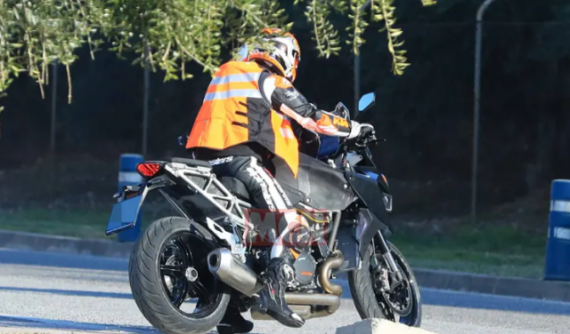 KTM 1290 Super Duke GT 2021 bất ngờ lộ ảnh thử nghiệm, mang đầy nét đặc trưng của KTM Super Duke R 2020