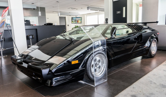 Siêu xe Lamborghini Countach "30 tuổi" nhưng còn mới nguyên, nội thất vẫn bọc ni-lông, được rao bán