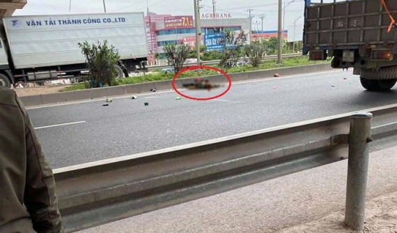 Bắc Giang: Băng qua cao tốc, người phụ nữ bị ô tô tải tông tử vong