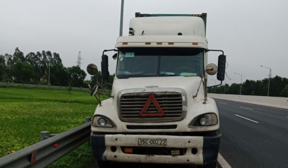 Đi lùi 200 m trên cao tốc Hà Nội - Hải Phòng, tài xế xe container bị phạt 17 triệu đồng