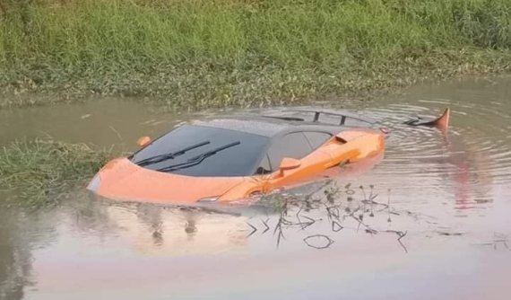 Xót xa với hình ảnh siêu xe Lamborghini Gallardo "tắm sông" tại Thái Lan