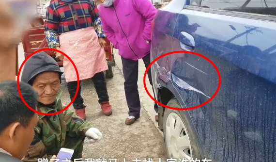 Ông lão chạy xe 3 bánh nhất quyết đợi chủ xe ô tô ra để đền chi phí sửa xe