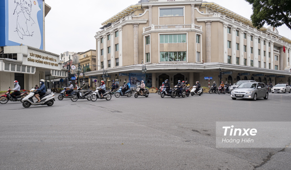 Ngày đầu tiên cách ly toàn xã hội để chống dịch Covid-19, Hà Nội không vắng như nhiều người tưởng