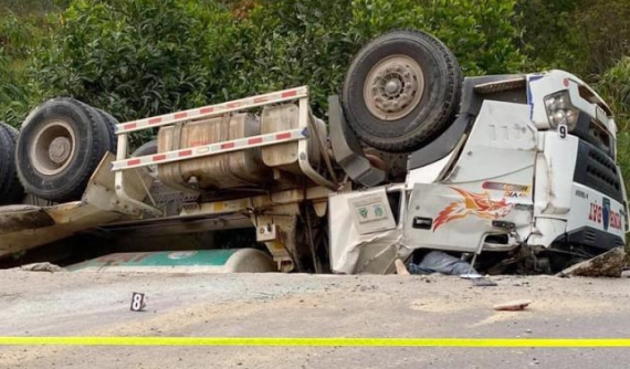 Thừa Thiên Huế: Xe bồn trộn bê tông lao xuống vực rồi lật ngửa, tài xế tử vong trong cabin