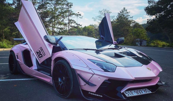 Doanh nhân Đà Lạt thay áo màu hồng nữ tính cho Lamborghini Aventador Limited Edition 50 độc nhất Việt Nam