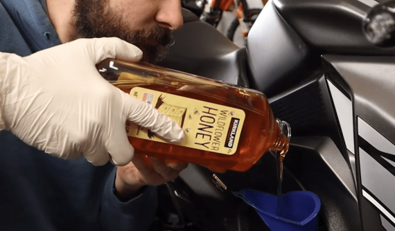 Chuyện gì sẽ xảy ra nếu thay nhớt máy bằng... mật ong? Đây là câu trả lời