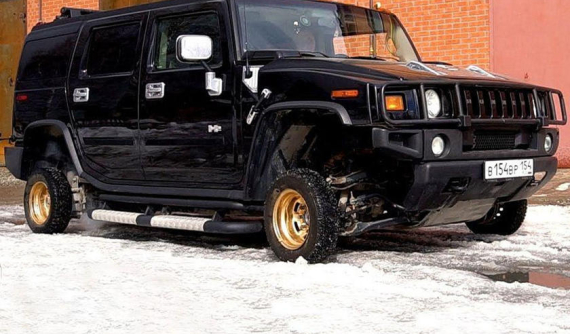 Hài hước chiếc Hummer H2 "trên to dưới nhỏ" với bộ la-zăng 13 inch của người Nga