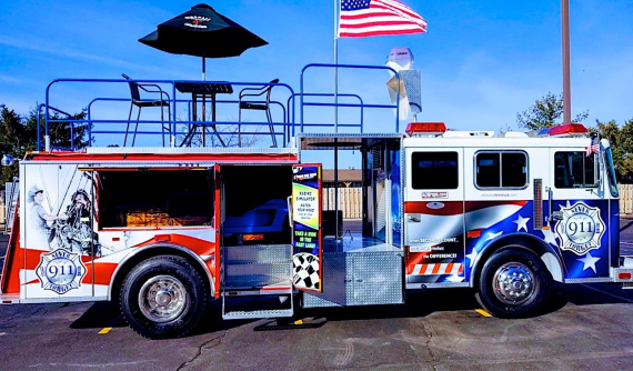 Chiếc xe cứu hỏa tri ân "sự kiện 11/9" này có trang bị TV màn hình phẳng, sàn nhảy và một máy đua NASCAR