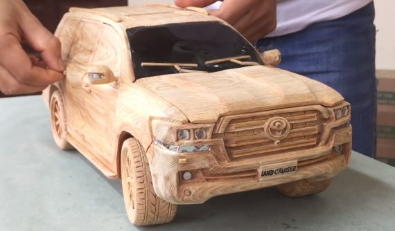 Chứng kiến thợ mộc Việt Nam khéo léo khắc ra Toyota Land Cruiser từ gỗ thu hút 27 triệu lượt xem trên YouTube