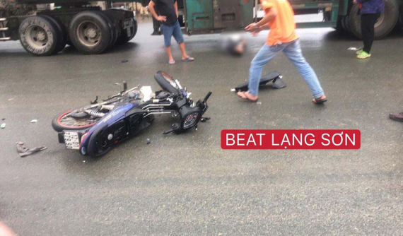 Video: Vượt đèn đỏ, thanh niên va vào đầu ô tô, bị hất văng vào bánh xe container tại Lạng Sơn