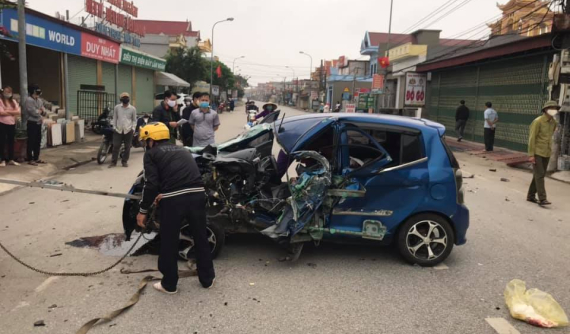 Nam Định: Kia Morning tông lật xe 3 bánh chở sắt, ít nhất 3 người bị thương