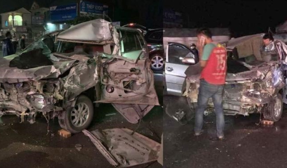 Hà Nam: Toyota Innova nát bét sau va chạm với xe tải, một người nguy kịch
