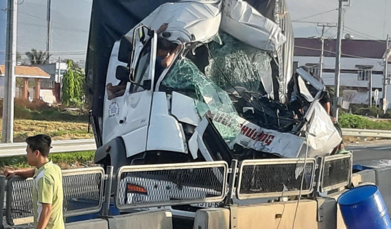 Ninh Thuận: Ô tô tải tông vào đuôi xe đông lạnh, tài xế tử vong trong cabin