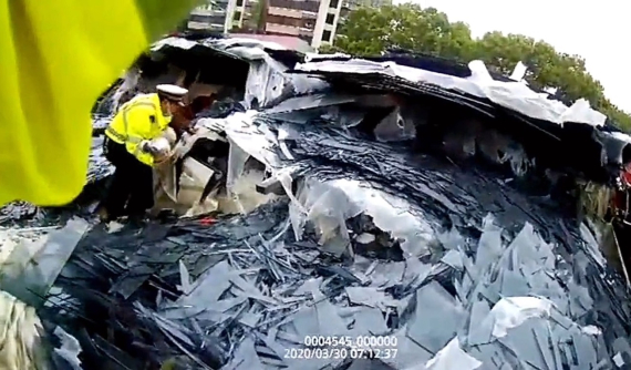 30 tấn kính rơi từ xe tải xuống ô tô con, 3 người trong một gia đình thoát chết