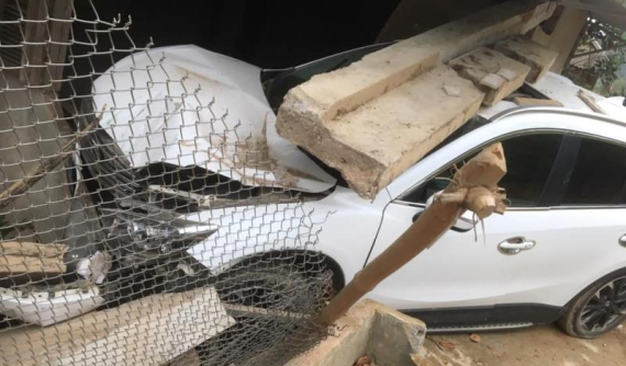 Điện Biên: Nữ tài xế đạp nhầm chân ga khiến xe Mazda CX-5 tông sập mái hiên nhà dân