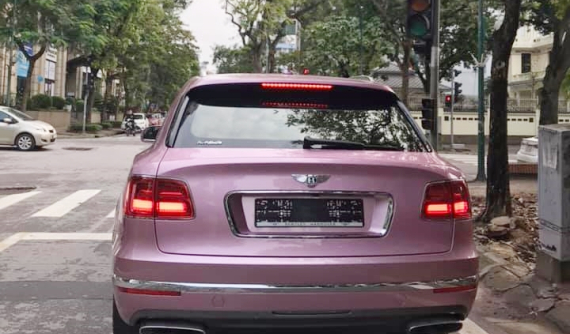 Bất chấp dịch Covid-19, Bentley Bentayga màu hồng độc nhất Việt Nam vẫn dạo phố ở Hà Nội