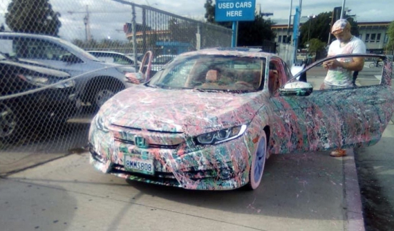 Giật mình với chiếc Honda Civic độ như bị hất sơn lên