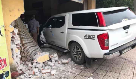 Vĩnh Phúc: Nhầm chân ga, nữ tài xế điều khiển xe bán tải đâm sập cửa nhà sắt vụn bên đường tại Phố Lồ