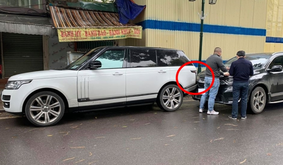 Hà Nội: Va chạm giữa xe Range Rover và Honda CR-V khiến dân mạng tò mò vào chi tiết này