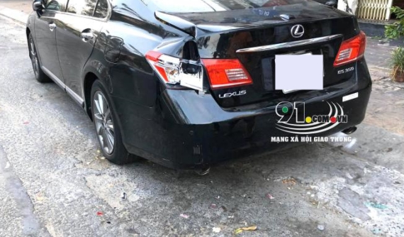 Video: Cửa thùng hàng của xe tải đập vào đuôi xe Lexus ES350 ở Cần Thơ khiến chiếc xe sang hỏng nặng
