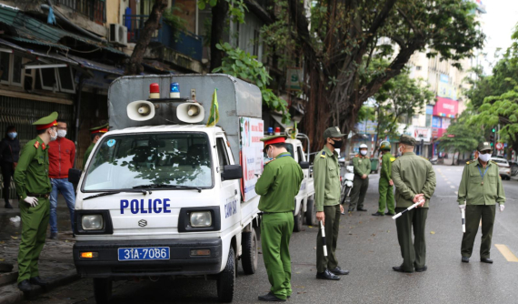 Mở cửa bất chấp lệnh cấm tụ tập trong mùa dịch Covid-19, 2 gara ô tô ở Hà Nội bị xử phạt 15 triệu đồng