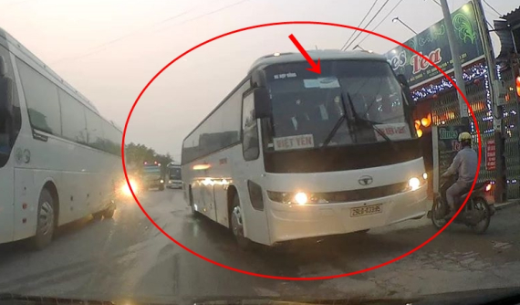 Thót tim với video xe chở công nhân lấn hẳn sang làn đường ngược chiều để lên vỉa hè chạy ở Quốc lộ 37