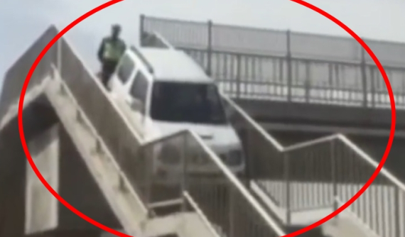 Video: Chạy lố trên cao tốc, tài xế quyết định cho ô tô leo hẳn lên cầu vượt đi bộ để quay đầu cho lẹ