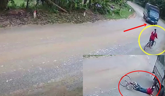 Video: Vào cua ẩu, tài xế xe tải suýt gây tai nạn thương tâm với người phụ nữ chạy xe đạp đeo khăn tang