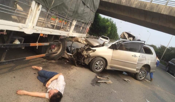 Toyota Innova biển đỏ tông vào đuôi ô tô tải trên đại lộ Thăng Long, tài xế bị hất văng ra ngoài