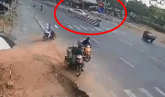 Video: Ô tô lao qua đường rồi tông vào xe máy chạy ngược chiều trước khi leo lên dải phân cách ở Long An