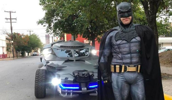 Chung tay chống COVID-19, Batman "đời thật" lái xe đi tuần trên phố, yêu cầu người dân tự giác về nhà