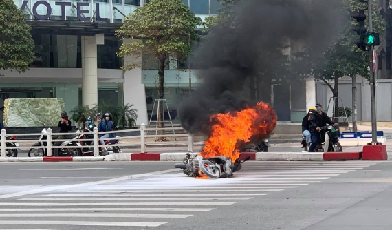 Hà Nội: Xe tay ga bất ngờ bốc cháy ngùn ngụt khi đỗ đèn đỏ đoạn qua ngã tư Tây Sơn