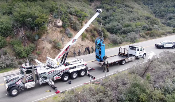 Xem quá trình cứu hộ chiếc Ford Mustang hàng hiếm rơi xuống vực sâu 120 m