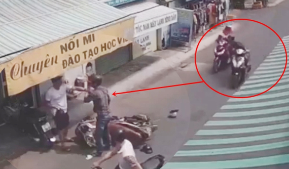 Long Xuyên: "Rớt nài" sau khi cướp giật, kẻ gian bị thanh niên đi Yamaha Exciter đấm không trượt phát nào