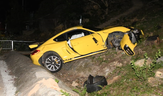 Tránh chó chạy rông trên cao tốc, tài xế điều khiển xe Porsche Cayman gặp nạn nghiêm trọng