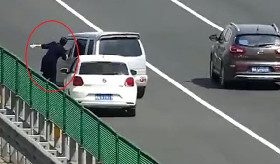 Video nữ tài xế dừng xe giữa cao tốc để... hỏi đường khiến ai xem cũng phải ngán ngẩm